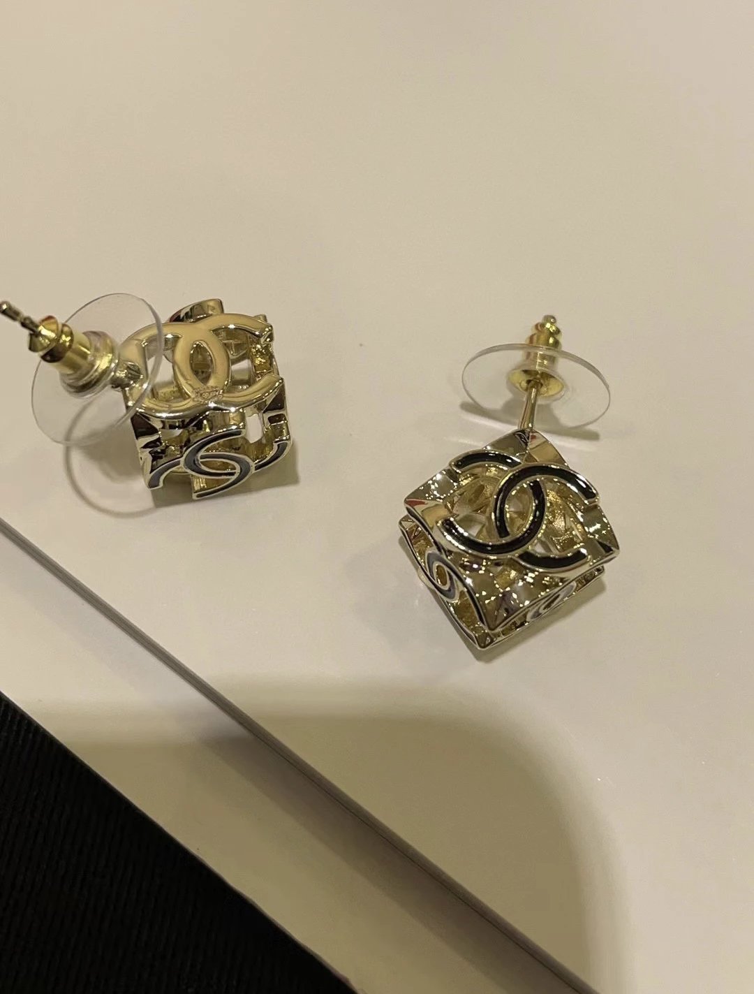 [Fragrance] 22K autumn and winter black gold metal hollow logo double C earrings