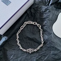 thumbnail for 【P】项链 2021 Symbole系列经典三角元素设计成锁的方式来开合项链 钢镀真金材质