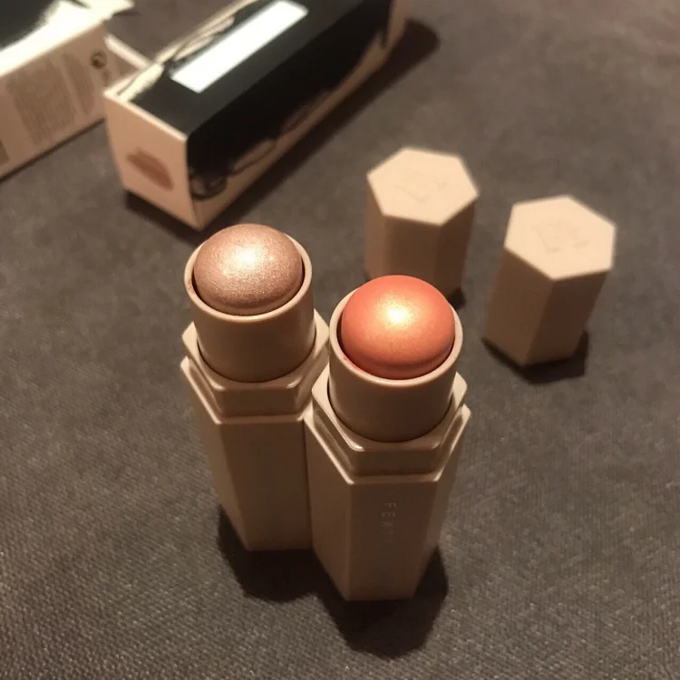 最高版本 必入 人手至少一根 Fenty Beauty蕾哈娜修容棒膏amber 林允同款神仙高光高光棒腮红棒 最高版本 必入 人手至少一根 Fenty Beauty蕾哈娜修容棒膏amber 林允同款神仙高光高光棒腮红棒