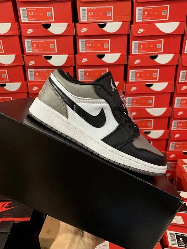 特价现货aj1低帮镭射紫罗兰花姑娘情人节篮球鞋真标二层AJ1黑紫脚黑黄趾扣碎北卡蓝芝加哥小闪电时尚男女鞋情侣休闲运动板鞋 8