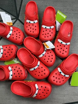 thumbnail for 【库存B品订单/大量货源/赛车总动员设计】软包配加固盒发货 卡罗兹 Class clog Lightning McQueen 休闲舒适 洞洞鞋 拖鞋 沙滩鞋 凉鞋居家外出必备 男女同款