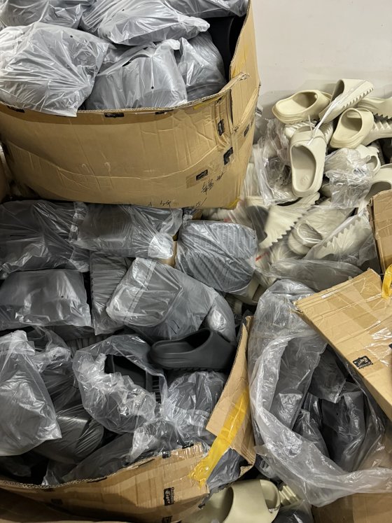 618 Special: Yeezy Foam Slides with Logo Stamp, Soft Package, No Box - Casual Slip-On Beach Sandals for Couples, Best Price, Choose Size Only, Random Color