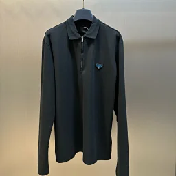 thumbnail for （现货）自主 Pra24ss 普拉达新款胸口三角标polo衫长袖 翻领拉链开衫短袖 Polo长袖半拉链  现货黑色
