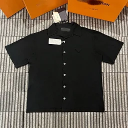 thumbnail for （现货）自主  pra24ss胸口三角标纽扣衬衫短袖 六扣再生短袖衬衫夹克 背后三角标贴布 现货  现货