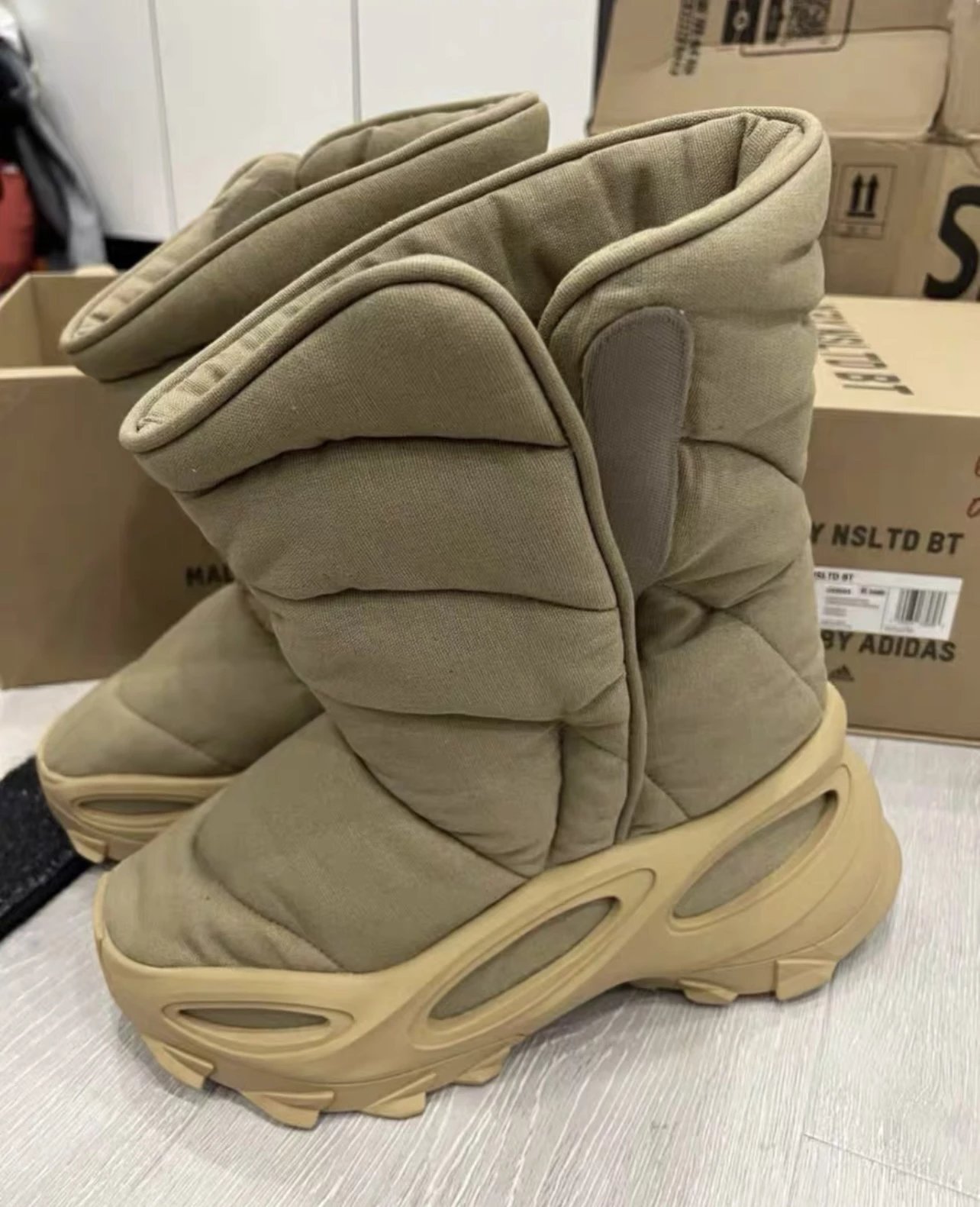 Adidas Yeezy NSLTD Khiki 侃爷椰子靴  尼龙 棉被 防滑 户外 雪地靴 中筒靴卡其色 现货！比伯同款 现货！