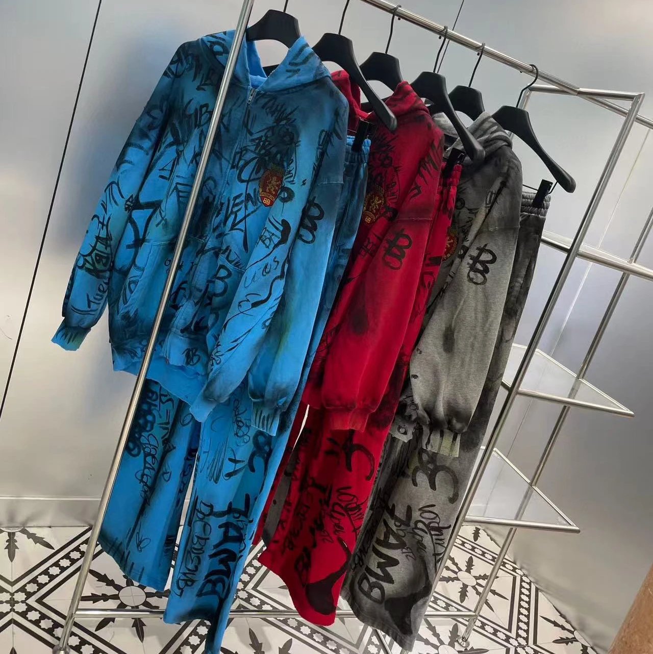 Design Graffiti Print Hoodie and Sweatpants Set Multicolor