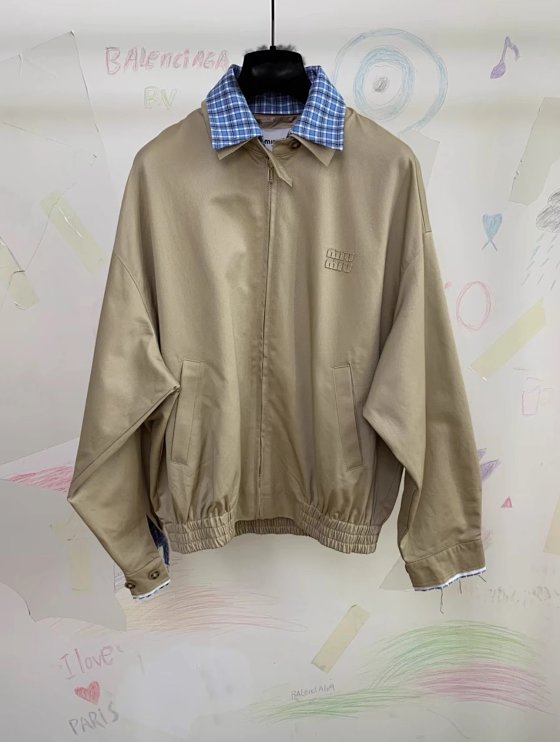 血亏清仓!Miu25ss 新款格纹领卡其翻领刺绣拉链夹克 格纹翻领夹克外套 衬衫领工装夹克卡其色 现货