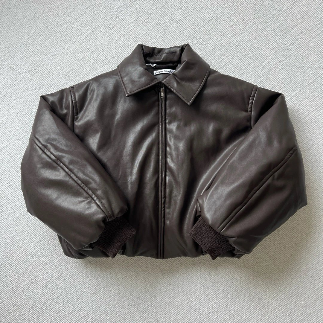 (In Stock) New Acne Studios 23FW Leather Cotton Jacket, Notched Collar Letter Patch, Faux Leather Pilot Zipper Jacket, PU Leather Short Coat, Original Label