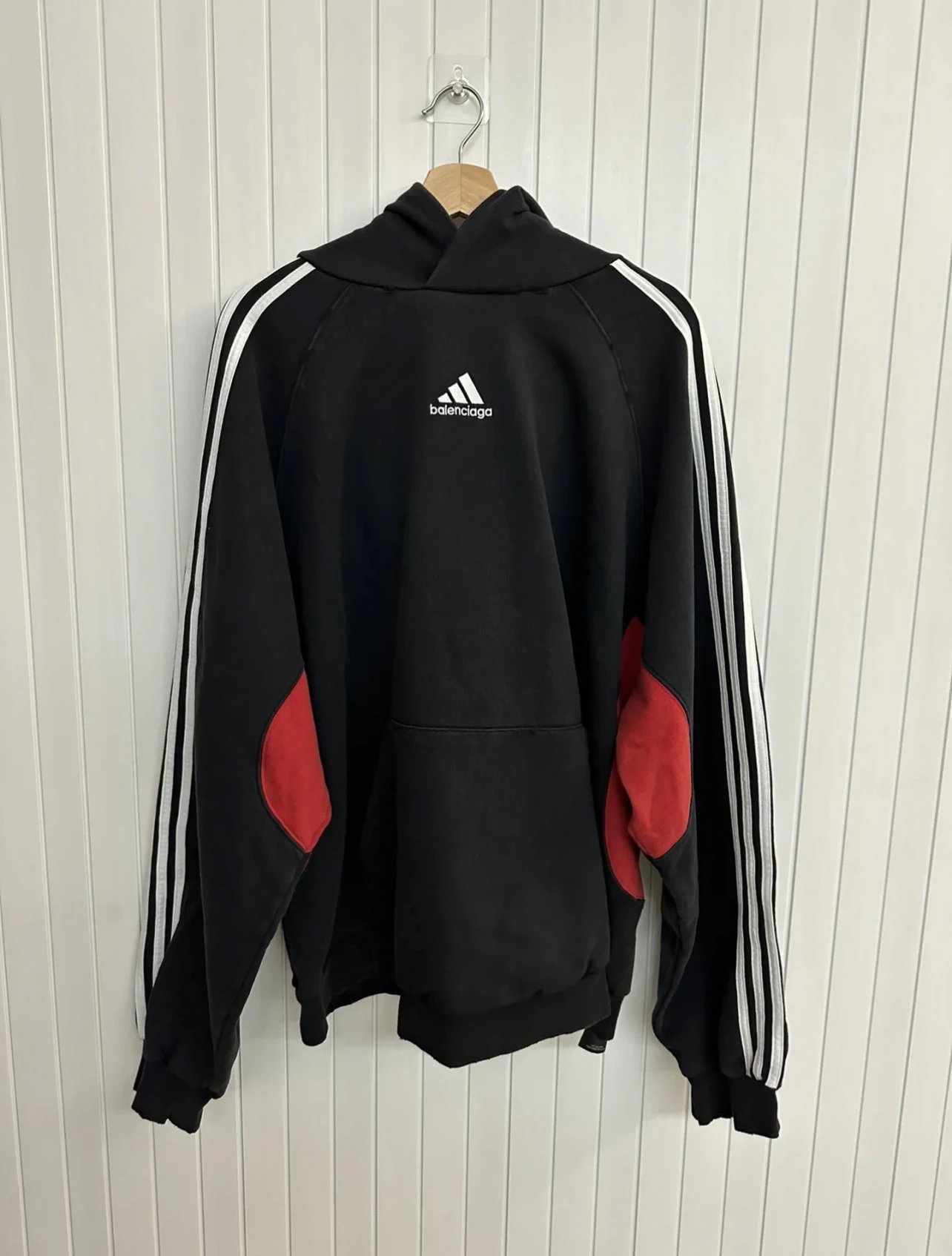 (In stock) Self owned BAL22fw in stock! Adidas three pole black and red spliced sweatshirt cardigan ad co branded color blocked distressed hooded sweatshirt in stock! Clearance without returns or exchanges