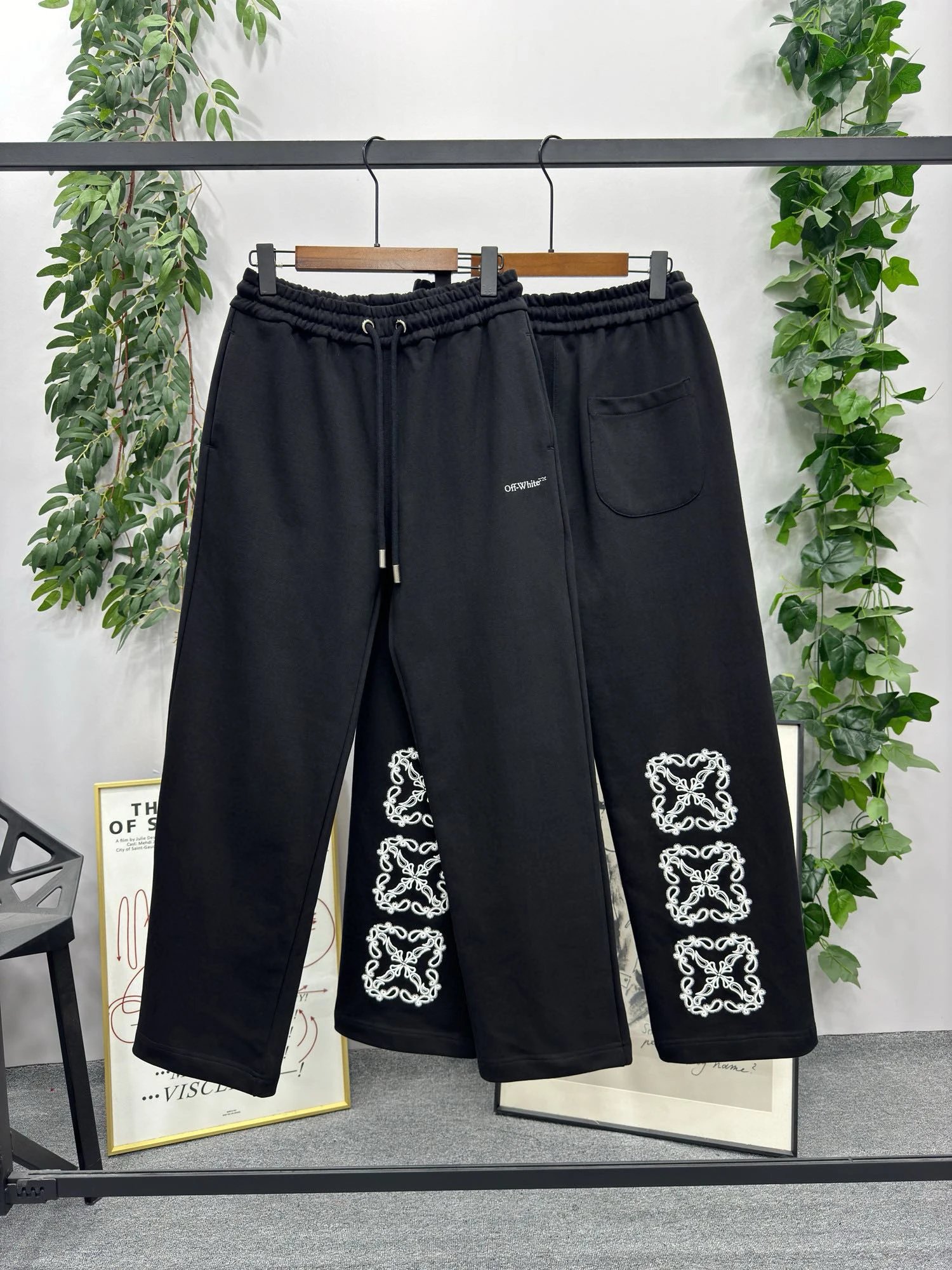 24FW Embroidered Flower Arrow Wide-Leg Sweatpants