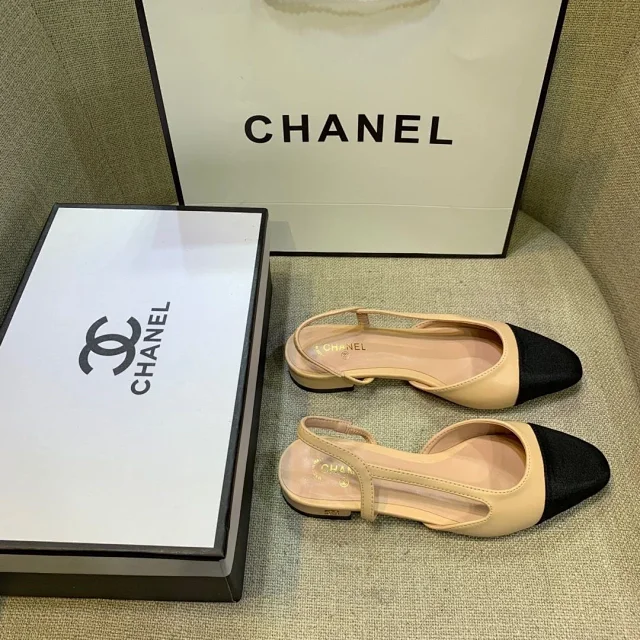 Chanel High Heels Two-tone cap-toe slingback block-heel pumps product detail image 9