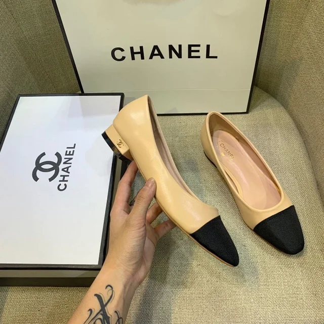 Chanel High Heels Two-tone cap-toe slingback block-heel pumps product detail image 4