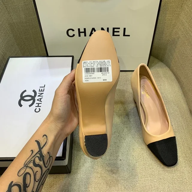 Chanel High Heels Two-tone cap-toe slingback block-heel pumps product detail image 5