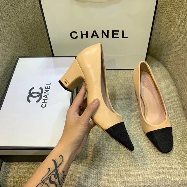 Chanel High Heels Two-tone cap-toe slingback block-heel pumps product detail image 11