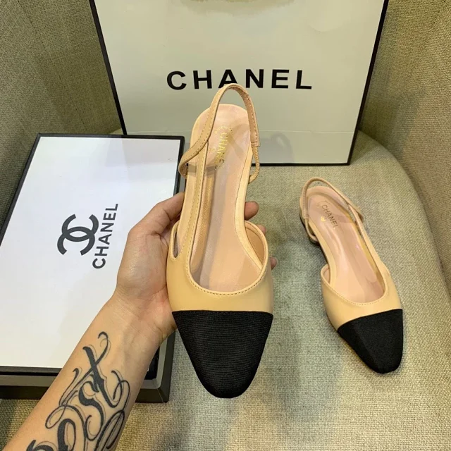 Chanel High Heels Two-tone cap-toe slingback block-heel pumps product detail image 10