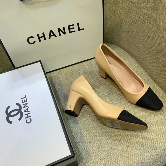 Chanel High Heels Two-tone cap-toe slingback block-heel pumps product detail image 6