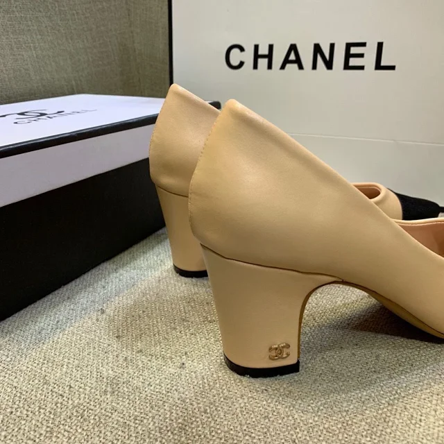 Chanel High Heels Two-tone cap-toe slingback block-heel pumps product detail image 7