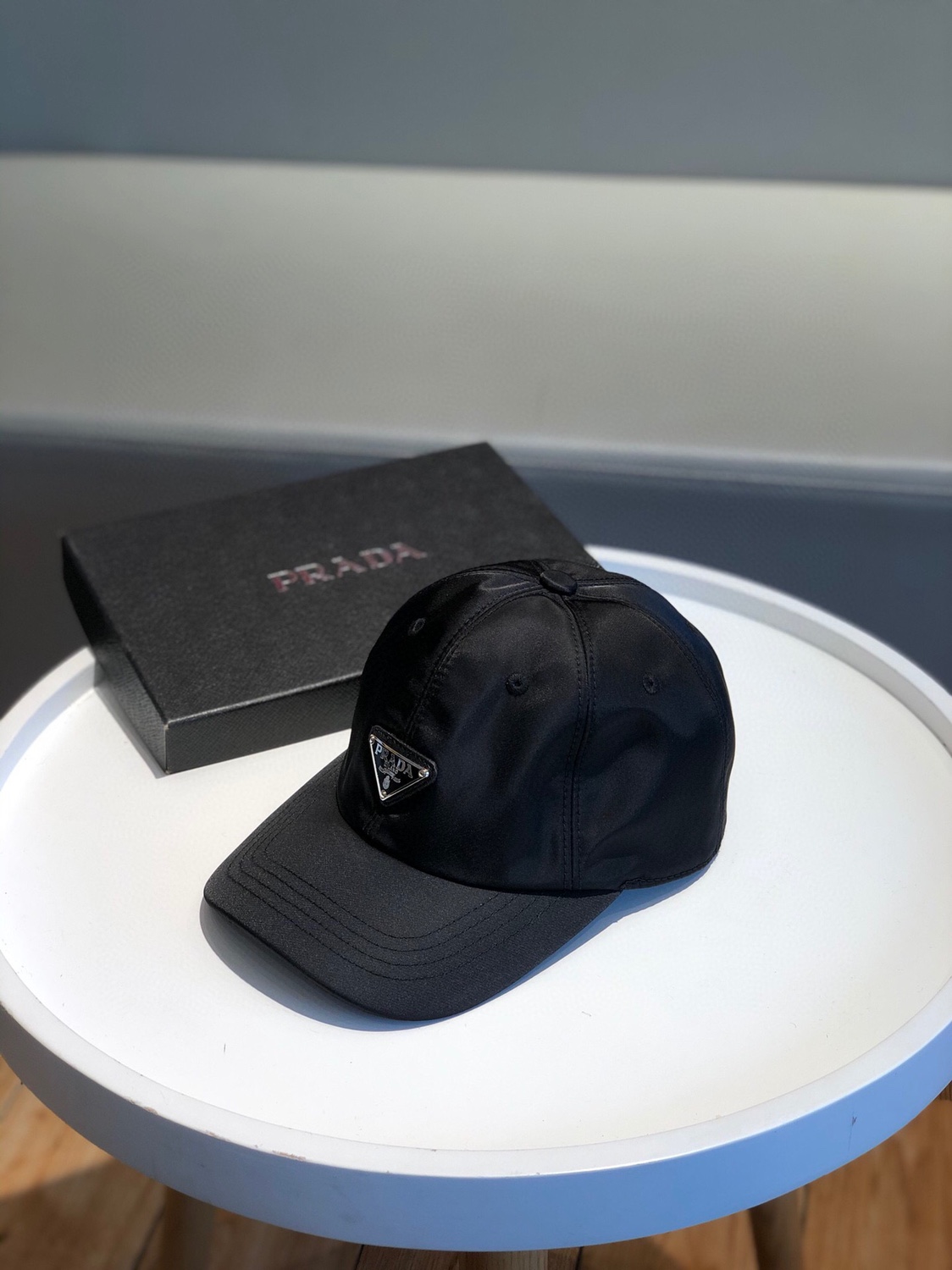 Prada 普拉达三角标棒球帽 ，比较低调的棒球帽 帽檐特别漂亮！男女都可以戴～超级百搭