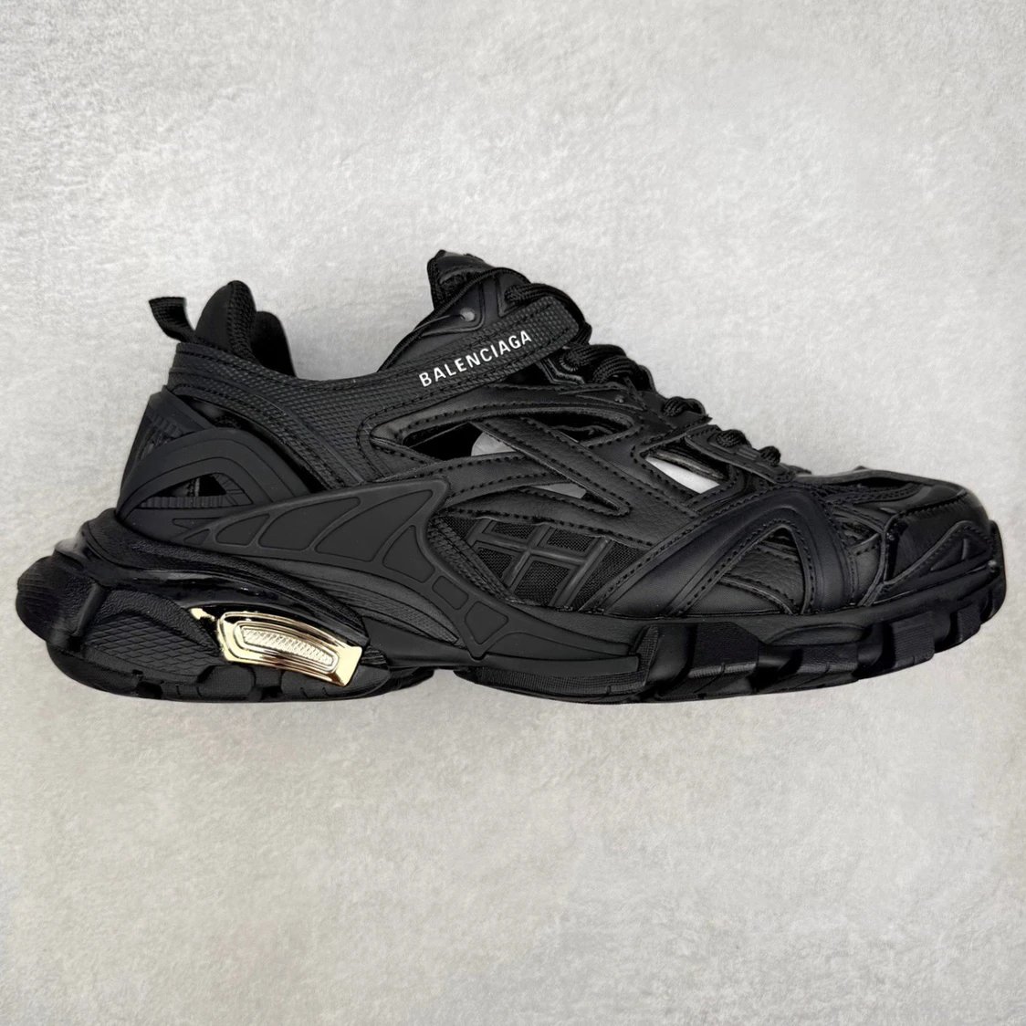 鼎级版五一福利 Track 2 Sneakers 轨道镂空二代 纯黑 采用176块独立部件拼接而成