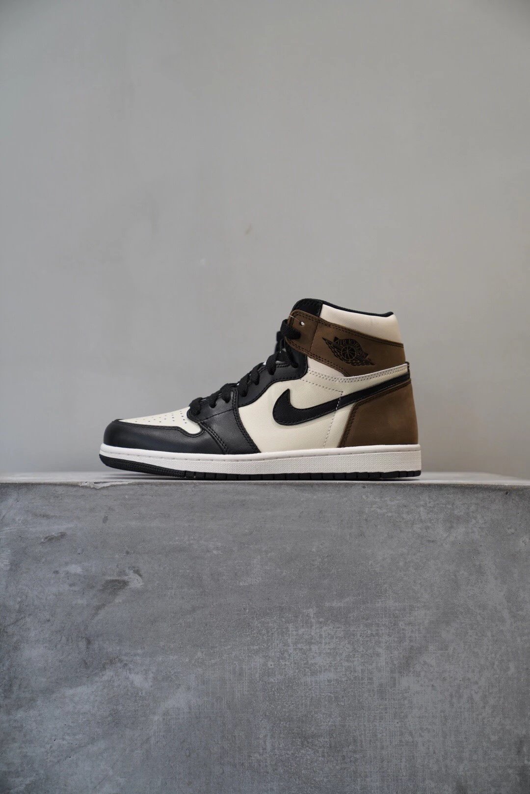 AJ 1 Retro High OG Black Magic
