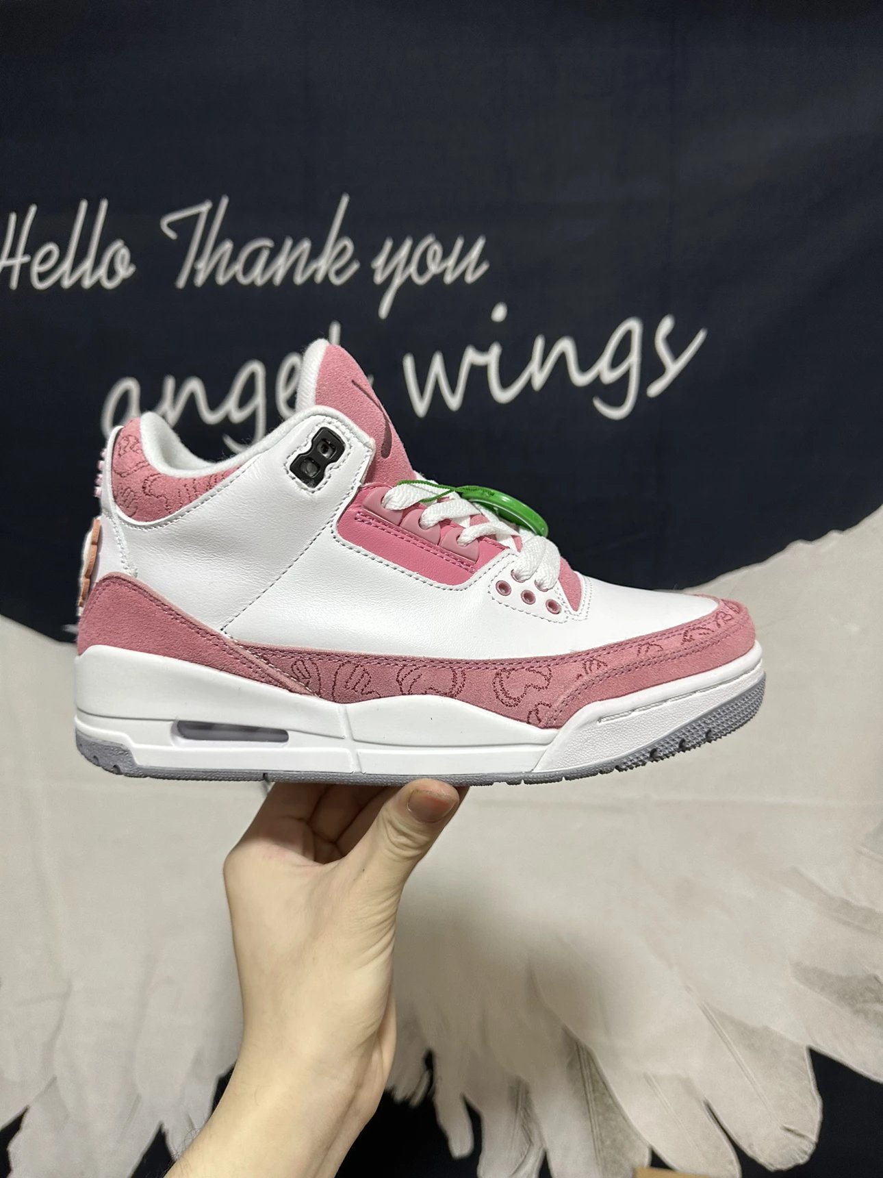 KAWS x Air Jordan 3 “Pink” 联名白粉公仔 AJ3 乔丹3代 aj3 乔3 联名白粉公仔 乔丹篮球鞋系列 鞋身以白色为主，鞋头粉色的全麂皮材质凸显华丽质感，简约色调