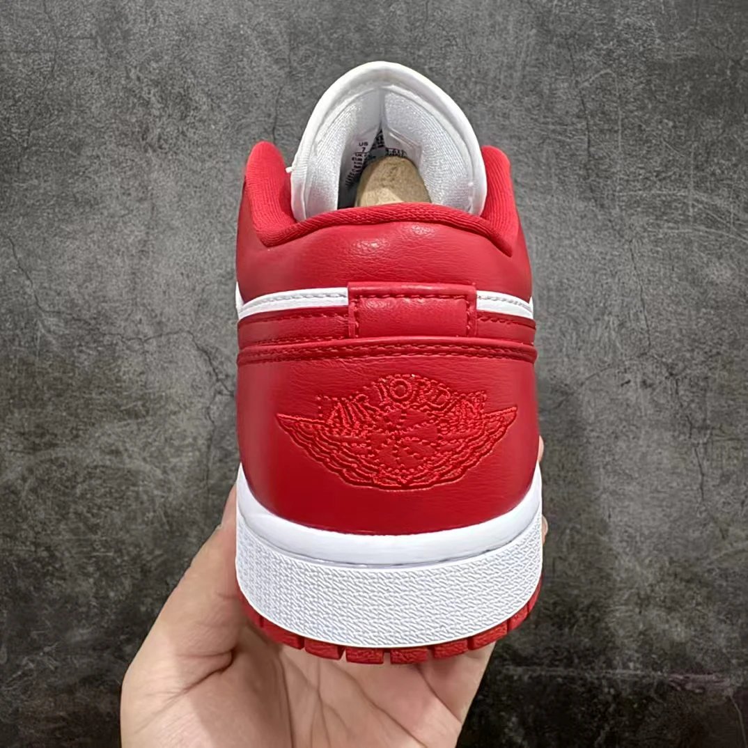 Air Jordan AJ1 Low  553558611
原鞋开发 原楦原纸板开发 全鞋电脑针车 原厂内置全掌气垫 原盒内在原标 唯一Zp原版鞋带绑法 免检产品 全新2022版型 全头层皮料 完美 4