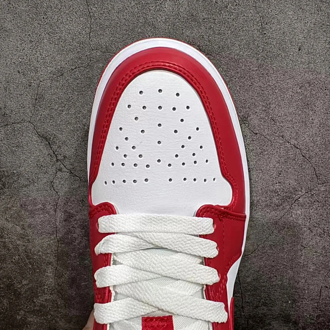 Air Jordan AJ1 Low  553558611
原鞋开发 原楦原纸板开发 全鞋电脑针车 原厂内置全掌气垫 原盒内在原标 唯一Zp原版鞋带绑法 免检产品 全新2022版型 全头层皮料 完美 5