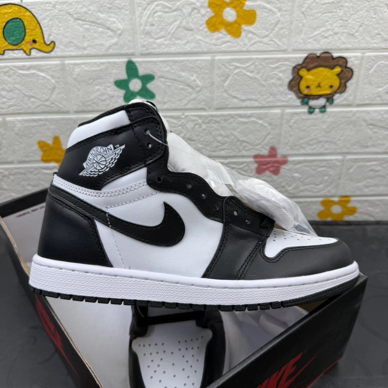乌云出品 现货秒发✈️Y3版本特价线 200价位无对手 看版型 懂的老铁闭眼入 头层皮 V型收口 小蛮腰 3/4刷胶鞋垫 Air Jordan AJ1 AJ1 乔一 低帮 复古运动 篮球鞋 高帮篮球鞋 乔1 黑白熊猫不卡揽收