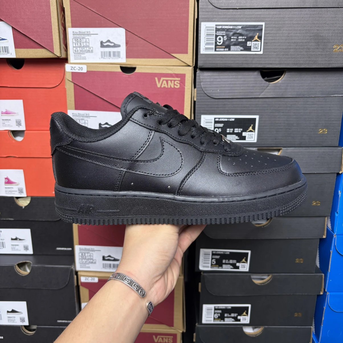 External factory provides stable supply of thickened granular top layer leather with built-in air cushion. The weight is full of classic Air Force steel seal outsole with high-definition cleanliness NK Air Force 1'07 Low Air Force One Black Warrior shiny leather and black Air Force shiny surface