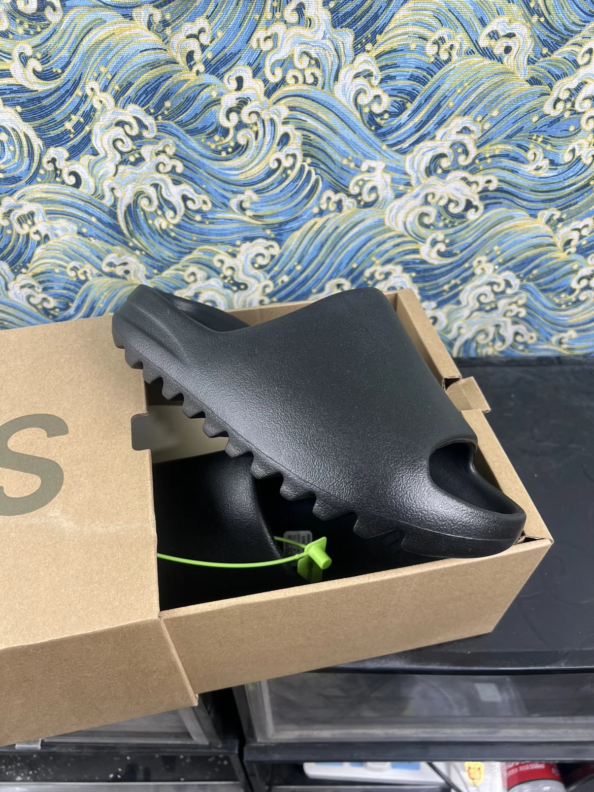 【 Green Button Hard Box Version 】 YEEZY SLIDE Black Agate Misty Coconut Slippers Series Matte EVA Particles Environmentally friendly Plastic Elastic Card Color Crafted with Ingenuity Imported MD Full Set Mold Shoe Mouth Curved Size Shoe Face Gloss Texture Synchronized Original Shoe LOGO Inner Steel Print Clear and Neat