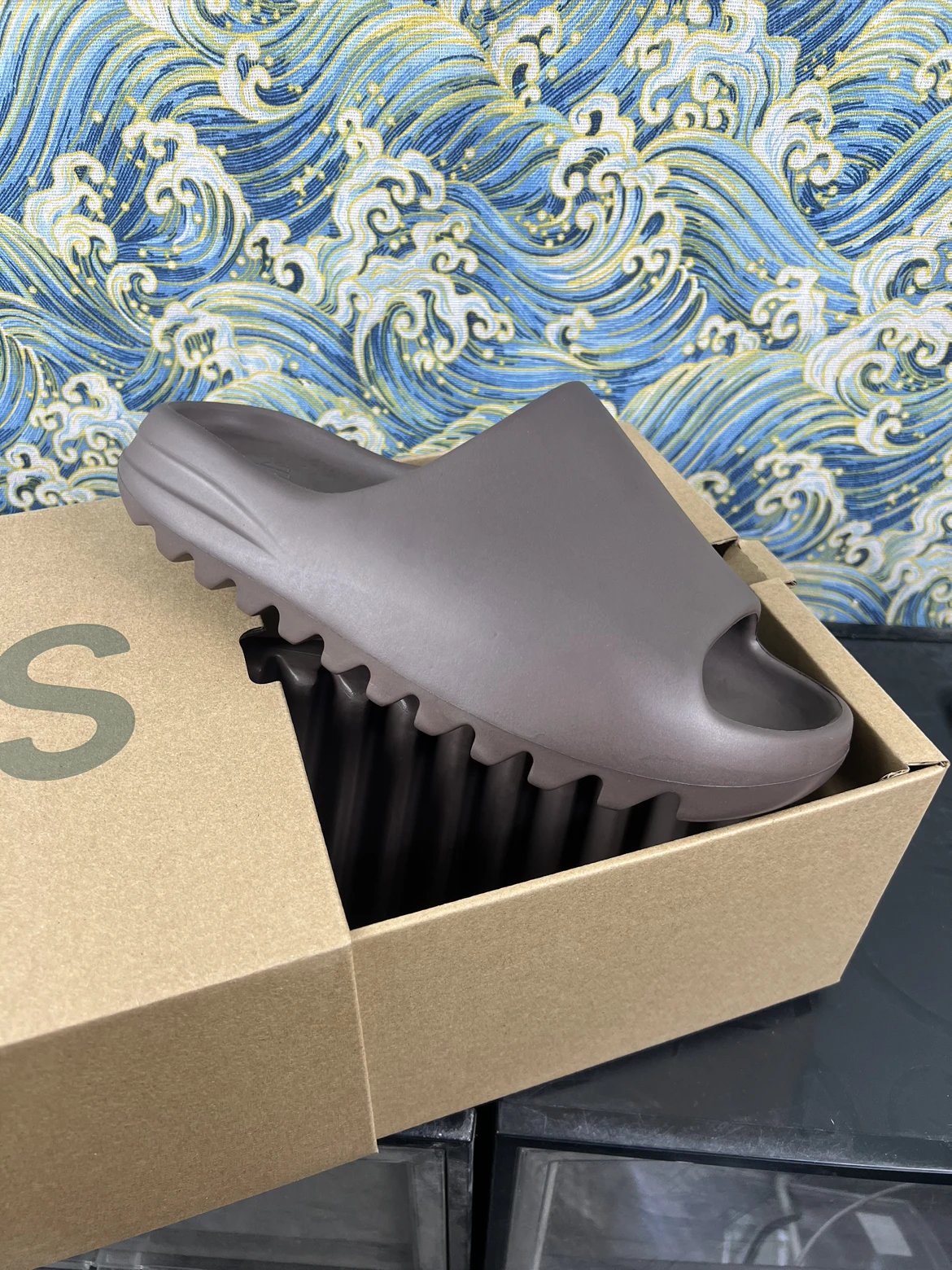 【绿扣硬盒版本】最大开模48.5YEEZY 深棕色SLIDE 椰子拖鞋系列 磨砂款 EVA粒子环保塑料 弹性卡色匠心打造  鞋口弧度大小 鞋面色泽质感同步原鞋 LOGO内侧钢印清晰工整