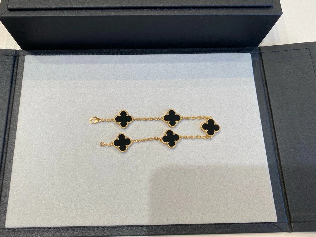 Counter level VCA four leaf clover five flower black agate bracelet, made of V-gold material with CNC precision carving technology throughout the body