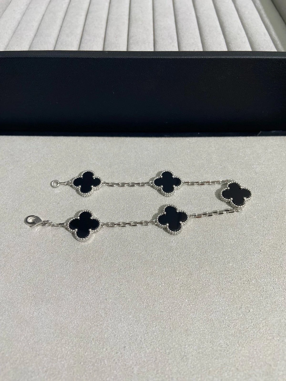 Van Cleef & Arpels Alhambra Five Motifs Red Carnelian Gold Bracelet Jewelry Bracelets product detail 15 in Litbuy spreadsheet finds