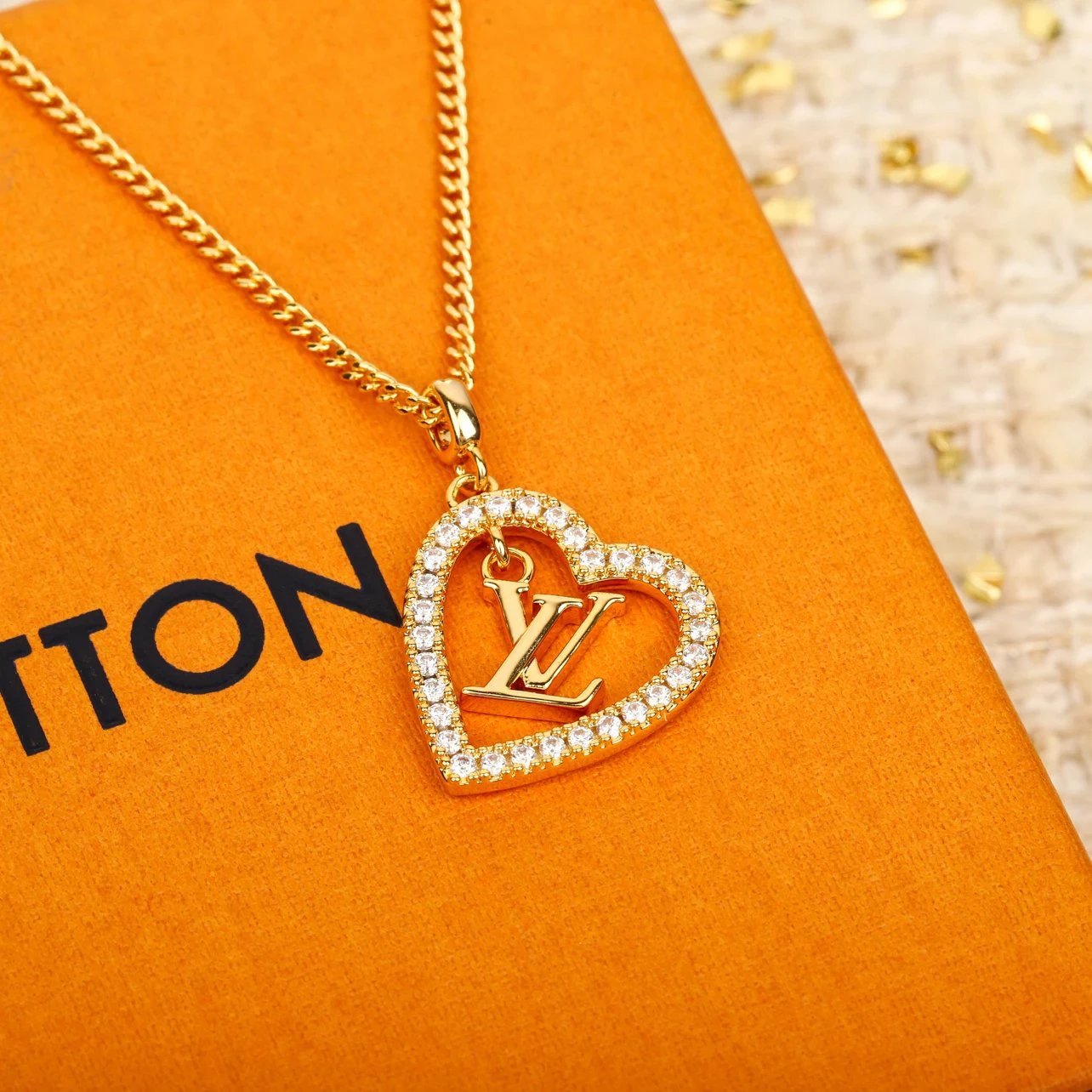 Counter level L letter hollowed out diamond inlaid heart-shaped necklace made of brass and gold-plated material