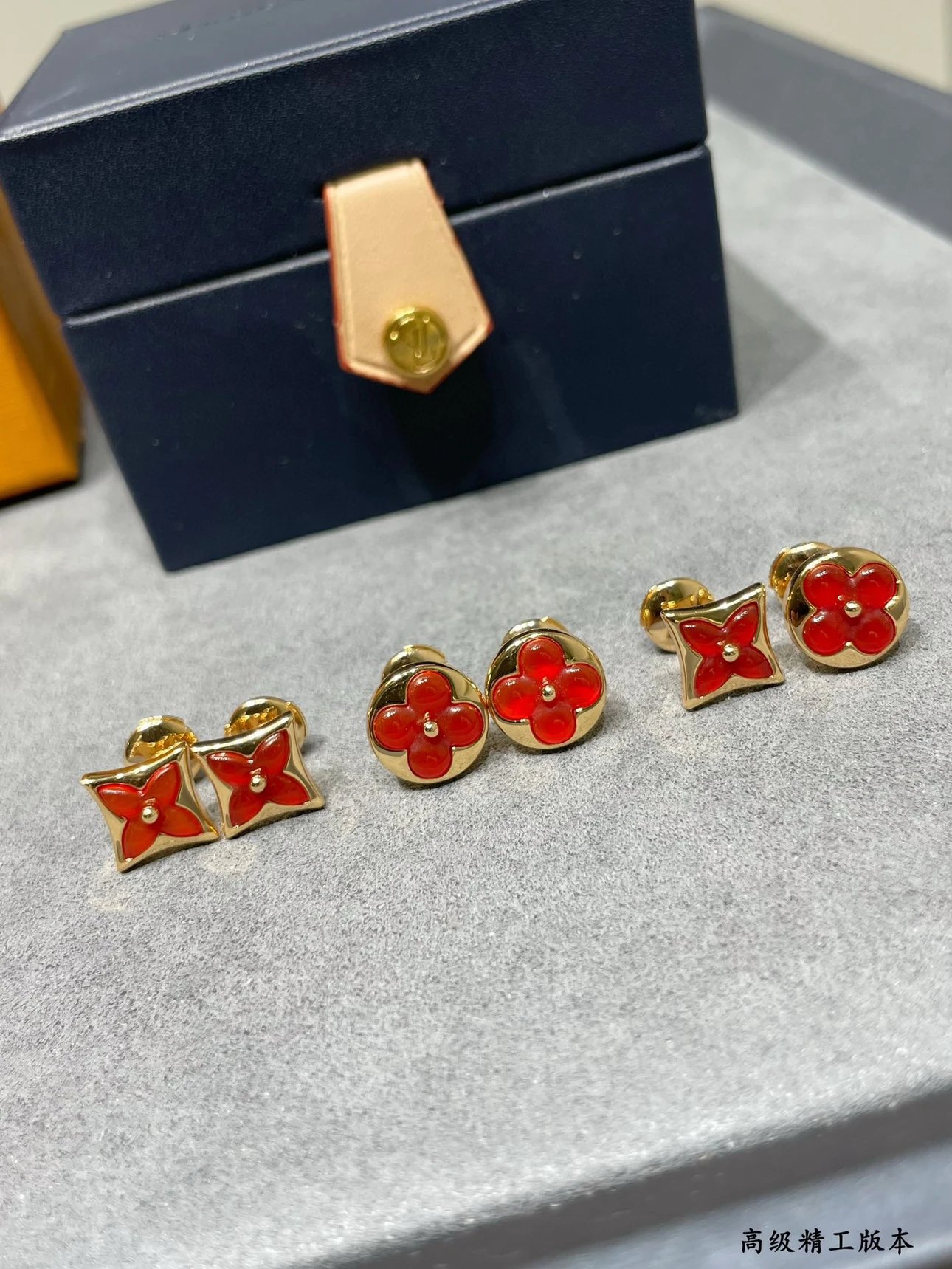 LV Counter-grade High-Precision Craftsmanship Mismatched Red Earrings, Full V-Gold Material with CNC Process