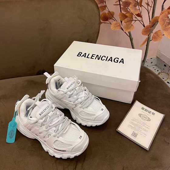 Original label, original box, anti-counterfeit buckle, black and white, sizes 36-44, from a certain Parisian family. Real photos are not junk goods in the market. Men's and women's sizes are complete. Men's and women's couple's dad shoes