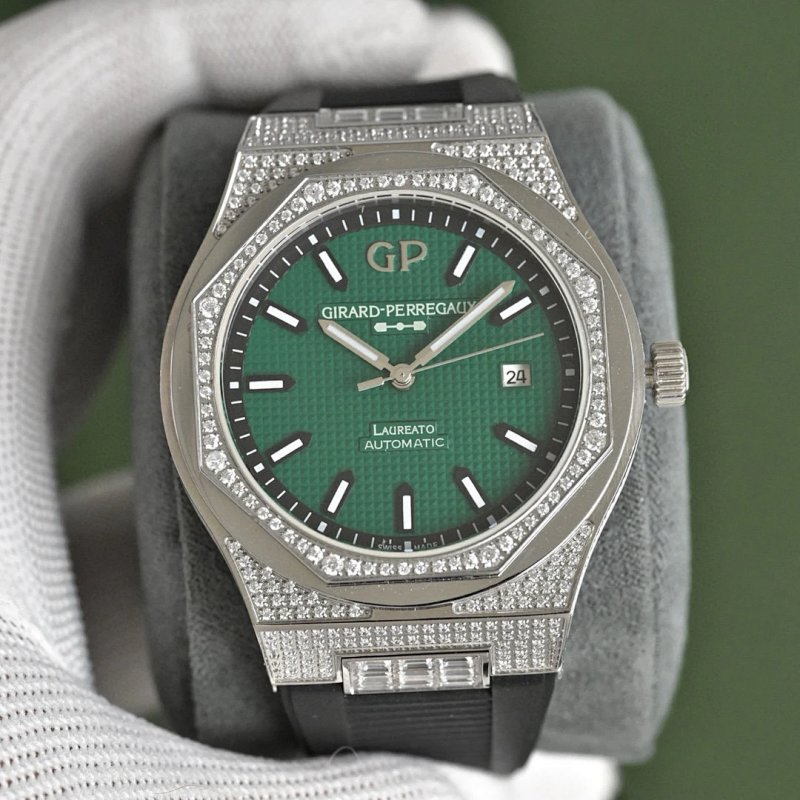 Girard-Perregaux GP Laureato Chronograph 42 42mm 10.8mm