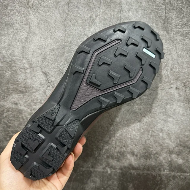 On Sneakers Cloudventure Peak product detail image 9