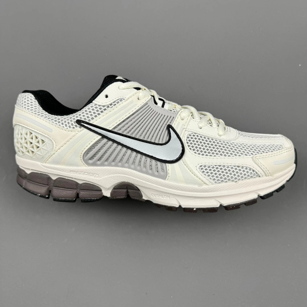 Nike Sneakers Zoom Vomero 5 — FJ 2028-001 Grayish white