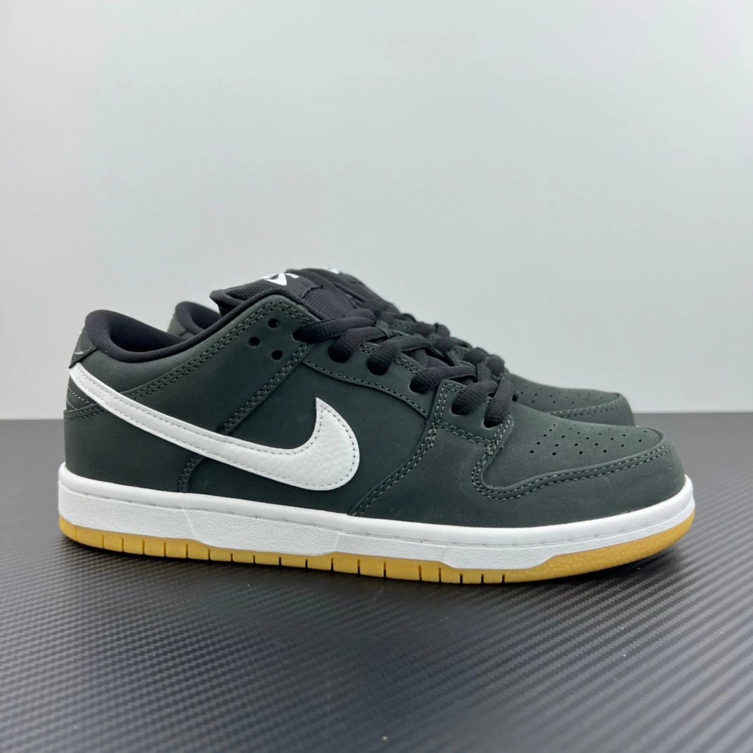 Nike Sneakers SB Dunk Low — Dunk "Black gum"Black and white
