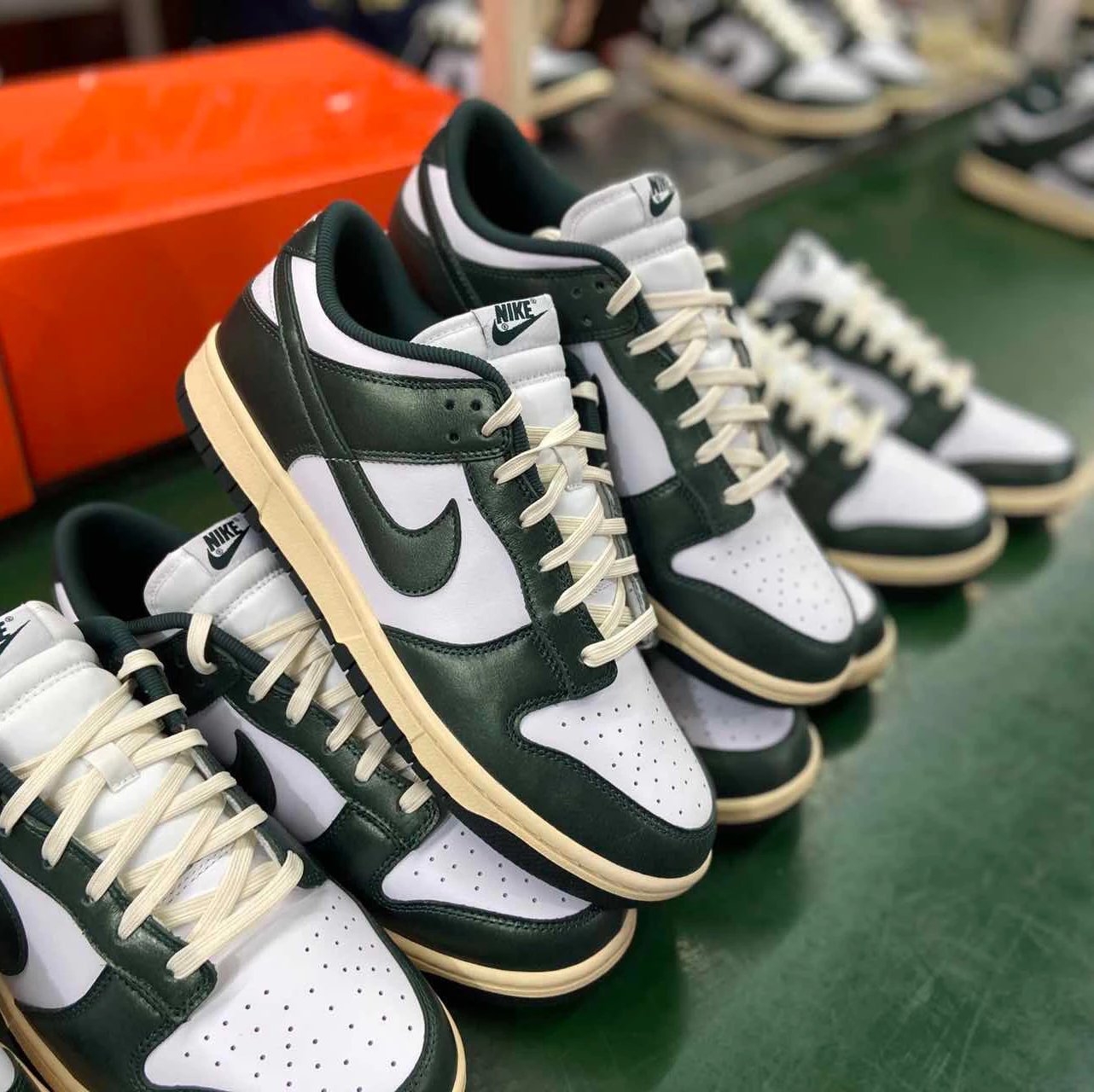 DQ8580-100 Retro White Green