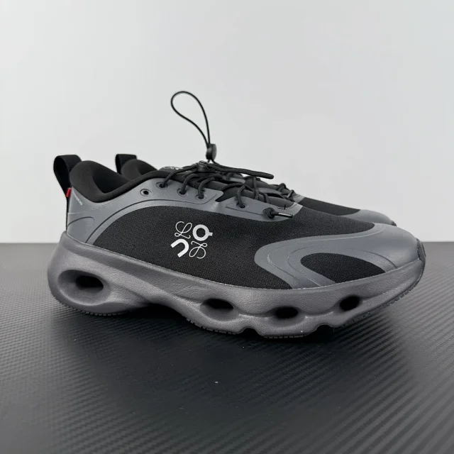 On Sneakers Cloudsolo product detail image 1