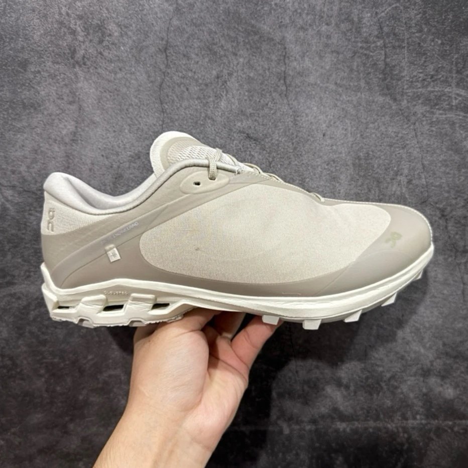 On Sneakers Cloudventure Peak — Beige