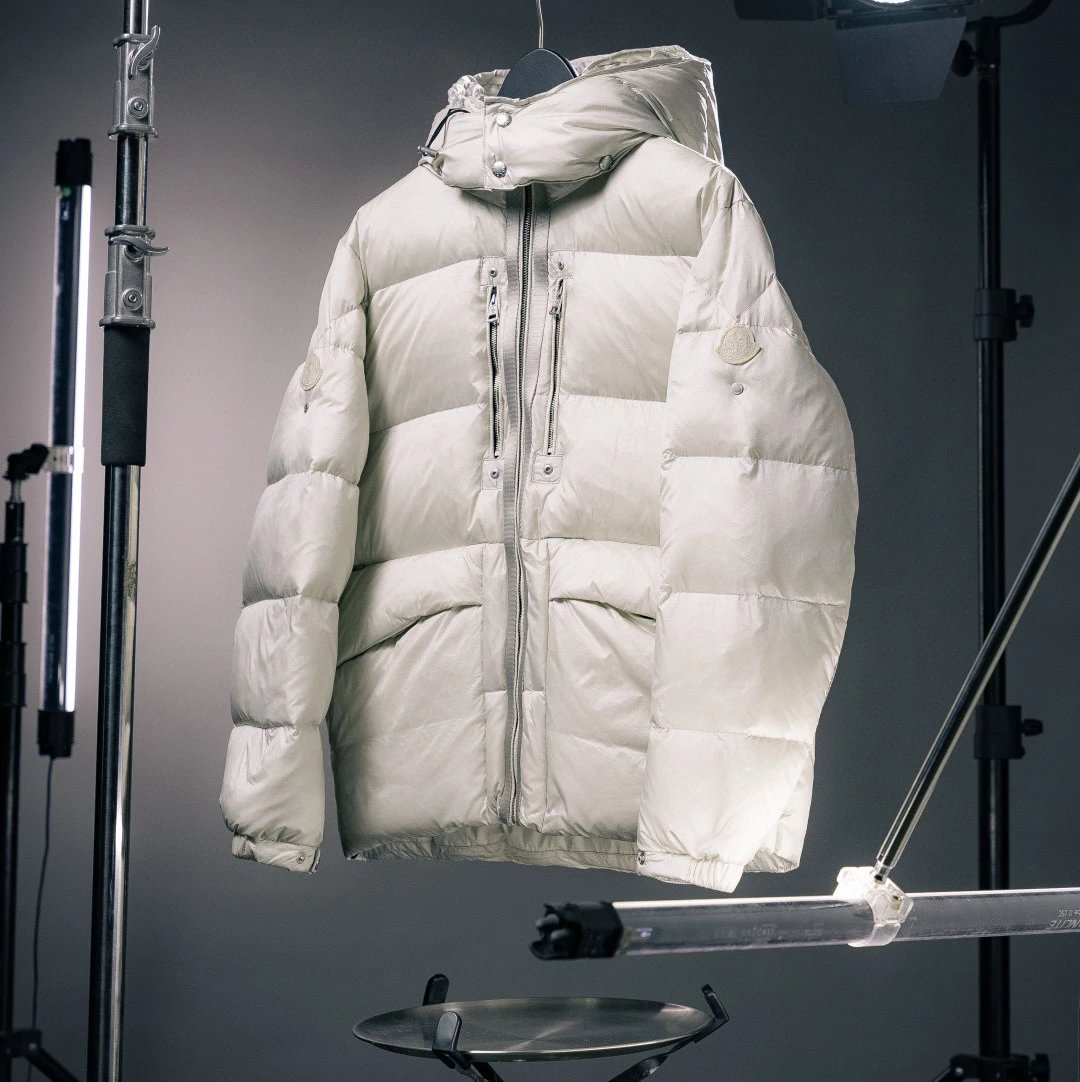 Moncler Down Jackets Hooded puffer with dual chest zips — white