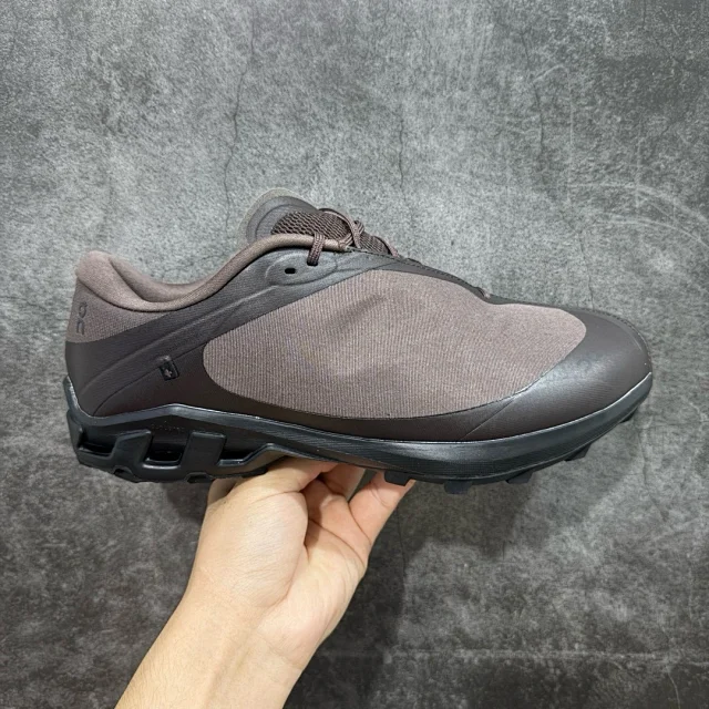 On Sneakers Cloudventure Peak product detail image 1