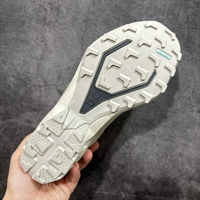On Sneakers Cloudventure Peak product detail image 18