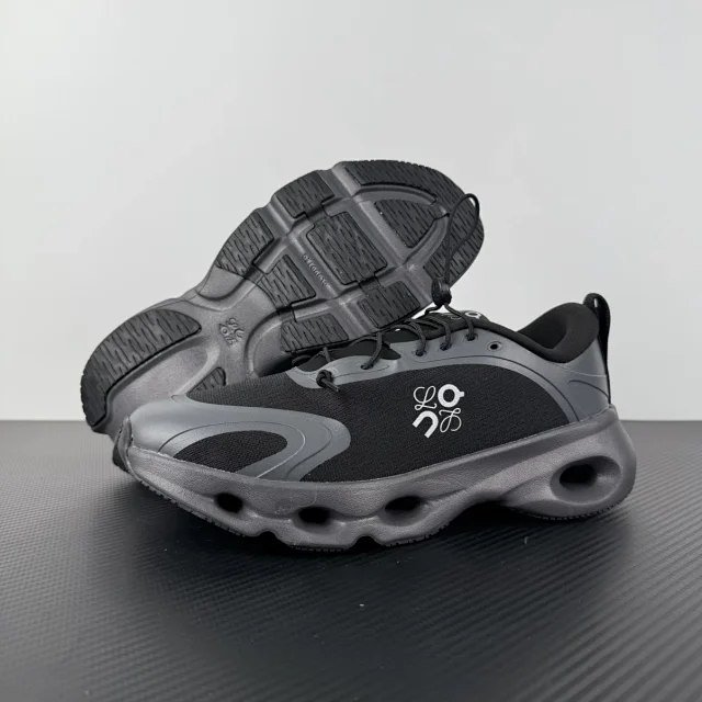 On Sneakers Cloudsolo product detail image 3
