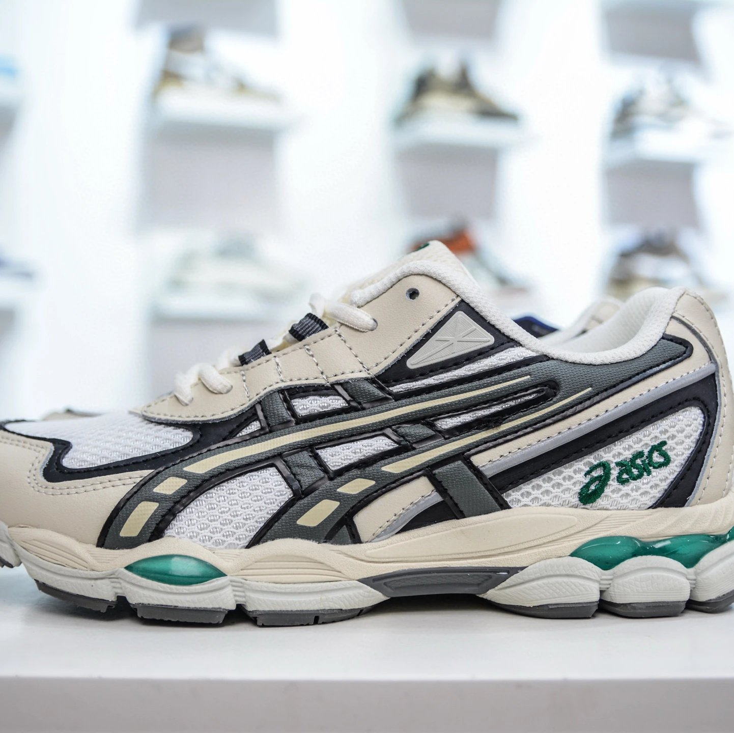 ASICS Sneakers GEL-NYC — Beige, white, and black