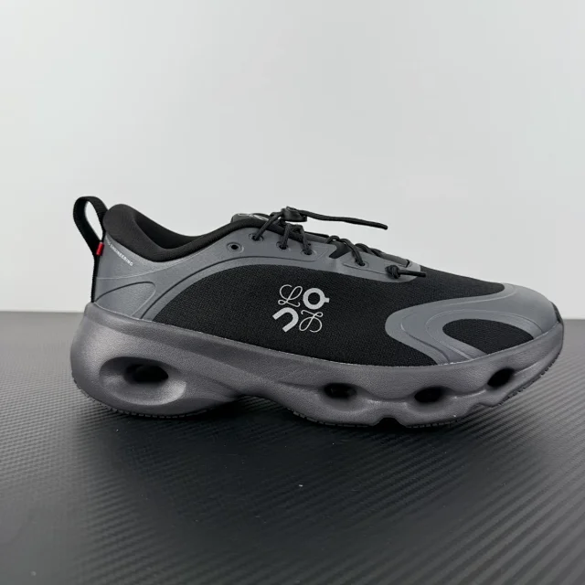 On Sneakers Cloudsolo product detail image 2