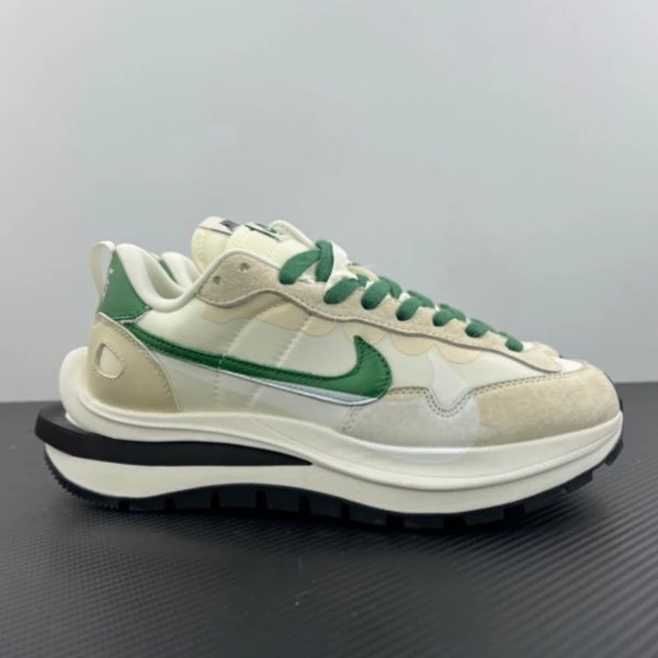 Nike Sneakers VaporWaffle — White and green